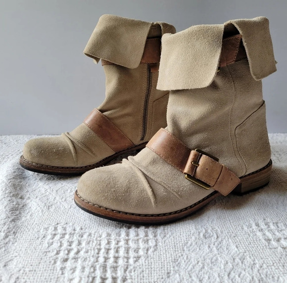 Modern Vintage Slouched Over the Ankle Zip up Belted Stacked Heel Boots - Picture 2 of 13